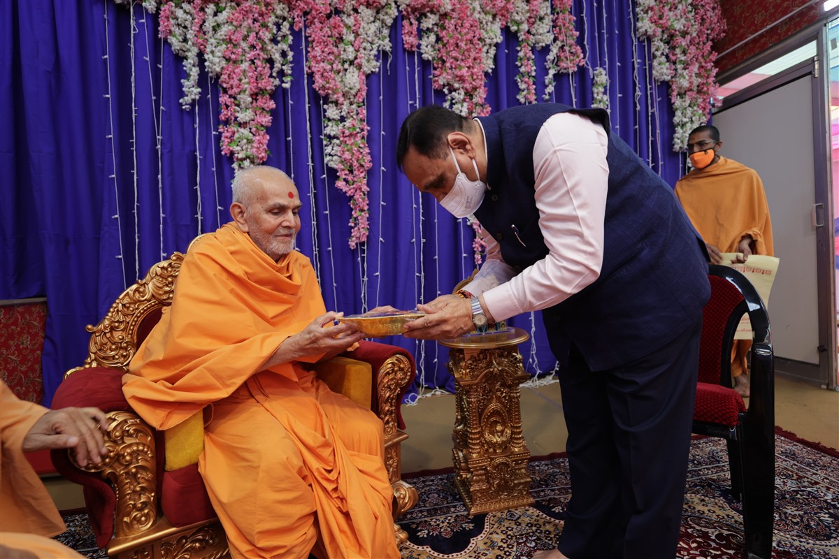 Swamishri blesses Shri Vijaybhai Rupani