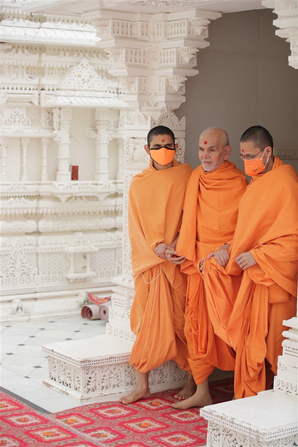 Swamishri arrives for darshan in the mandir