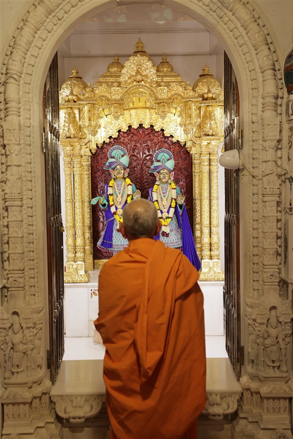Swamishri engrossed in darshan of Bhagwan Swaminarayan and Aksharbrahma Gunatitanand Swami
