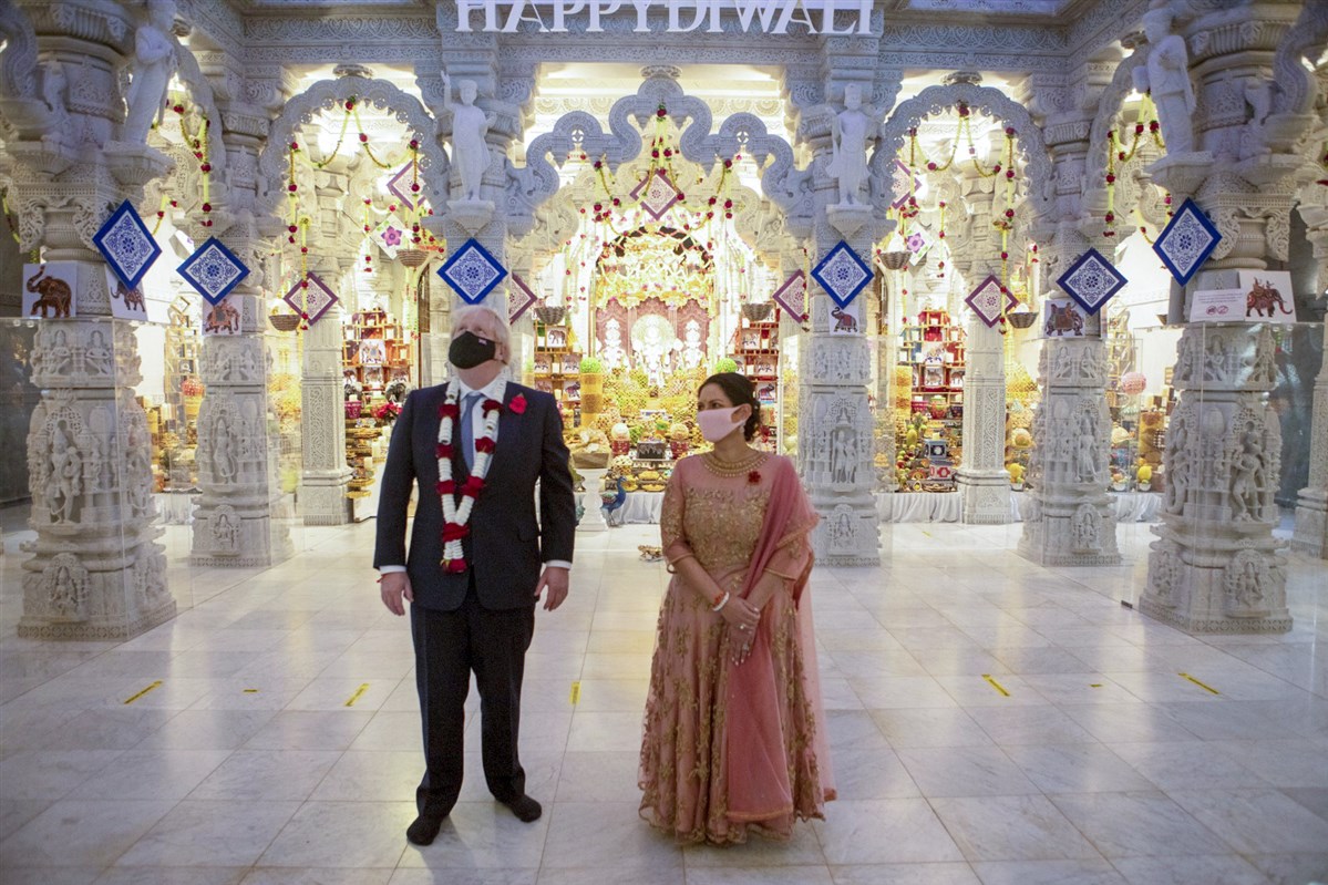 The Prime Minister and Home Secretary took several minutes to enjoy the intricate architecture of the Mandir
