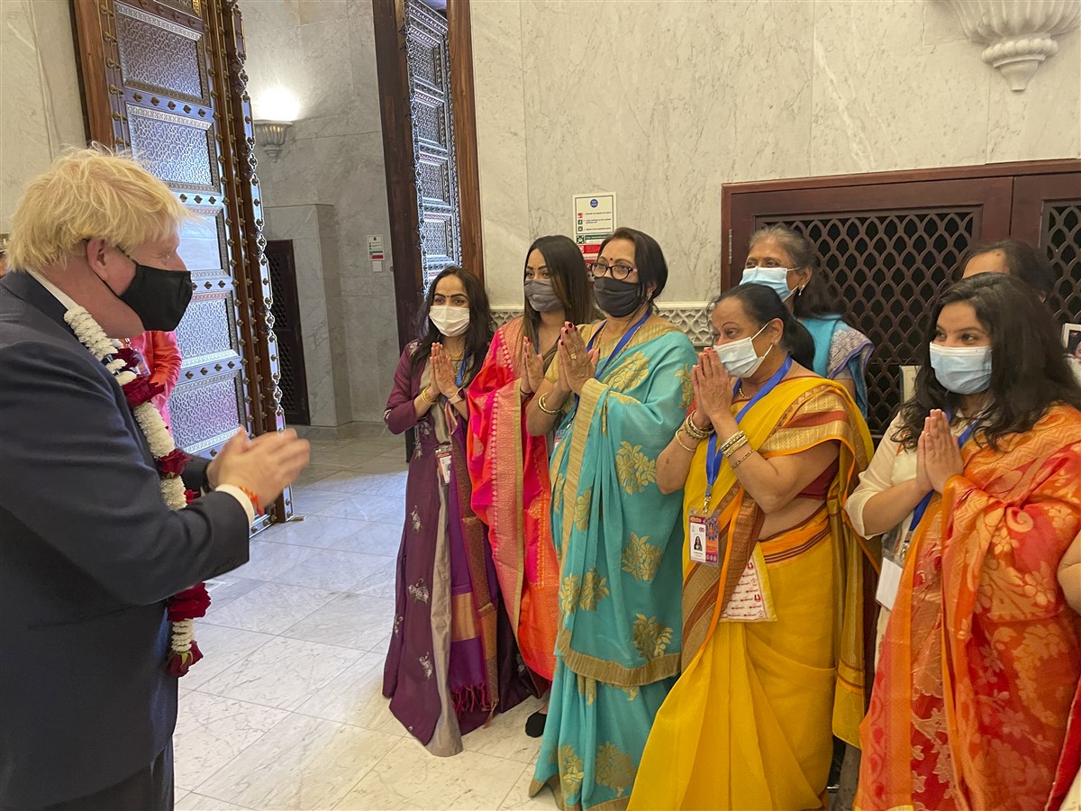 Along his route, Prime Minister Johnson met several devotees and volunteers of the Mandir