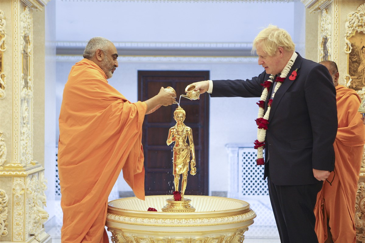 Yogvivekdas Swami joined the Prime Minister, praying for the well-being, safety and prosperity of the nation