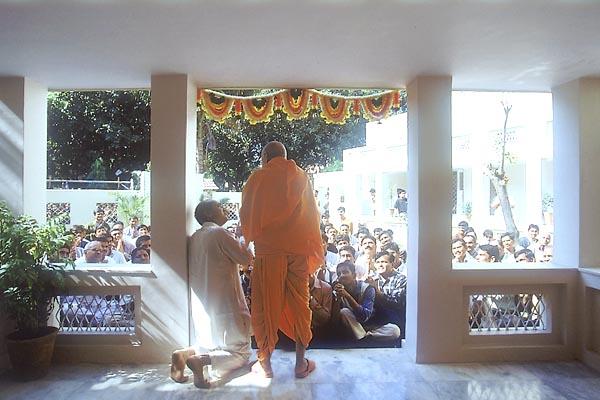   Swamishri addresses BAPS volunteers
