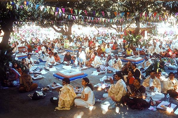    Devotees perform the yagna rituals