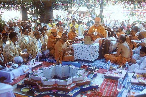  Swamishri and devotees perform arti during the yagna