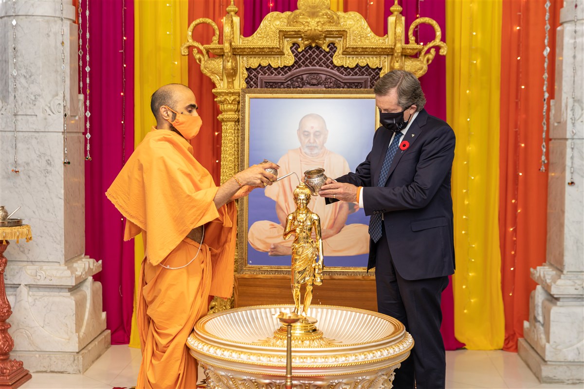 His Worship John Tory, Mayor of Toronto, and Sadhu Nityavivekdas offering abhishek to Shri Nilkanth Varni