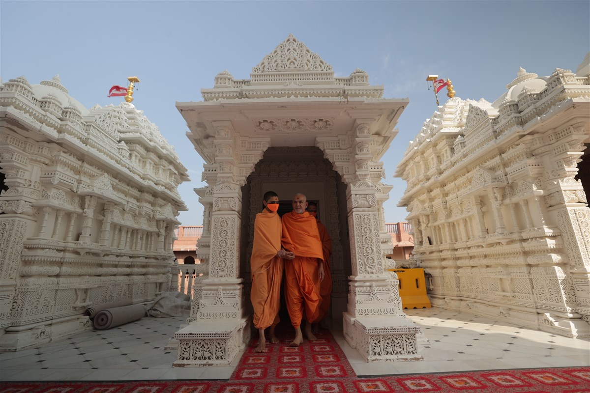 Swamishri arrives for darshan in the main mandir