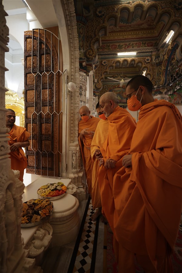 Swamishri observes the thal offered to Thakorji