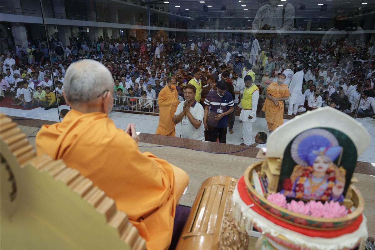 Devoteees doing samip darshan of Swamishri