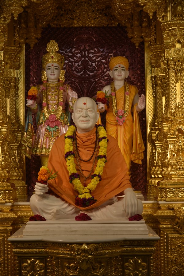 Bhagwan Swaminarayan, Aksharbrahma Gunatitanand Swami and Brahmswarup Yogiji Maharaj, Shri Yogi Smruti Mandir