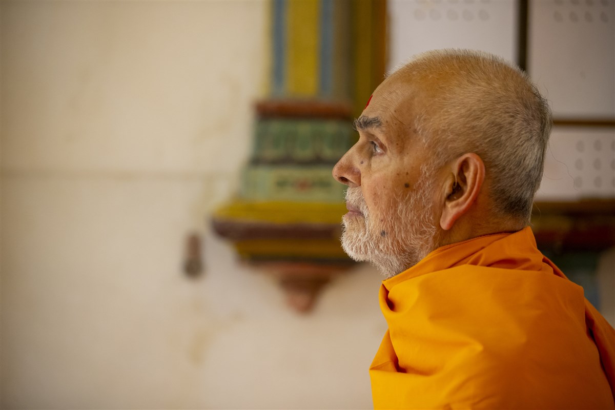 Swamishri engrossed in darshan 