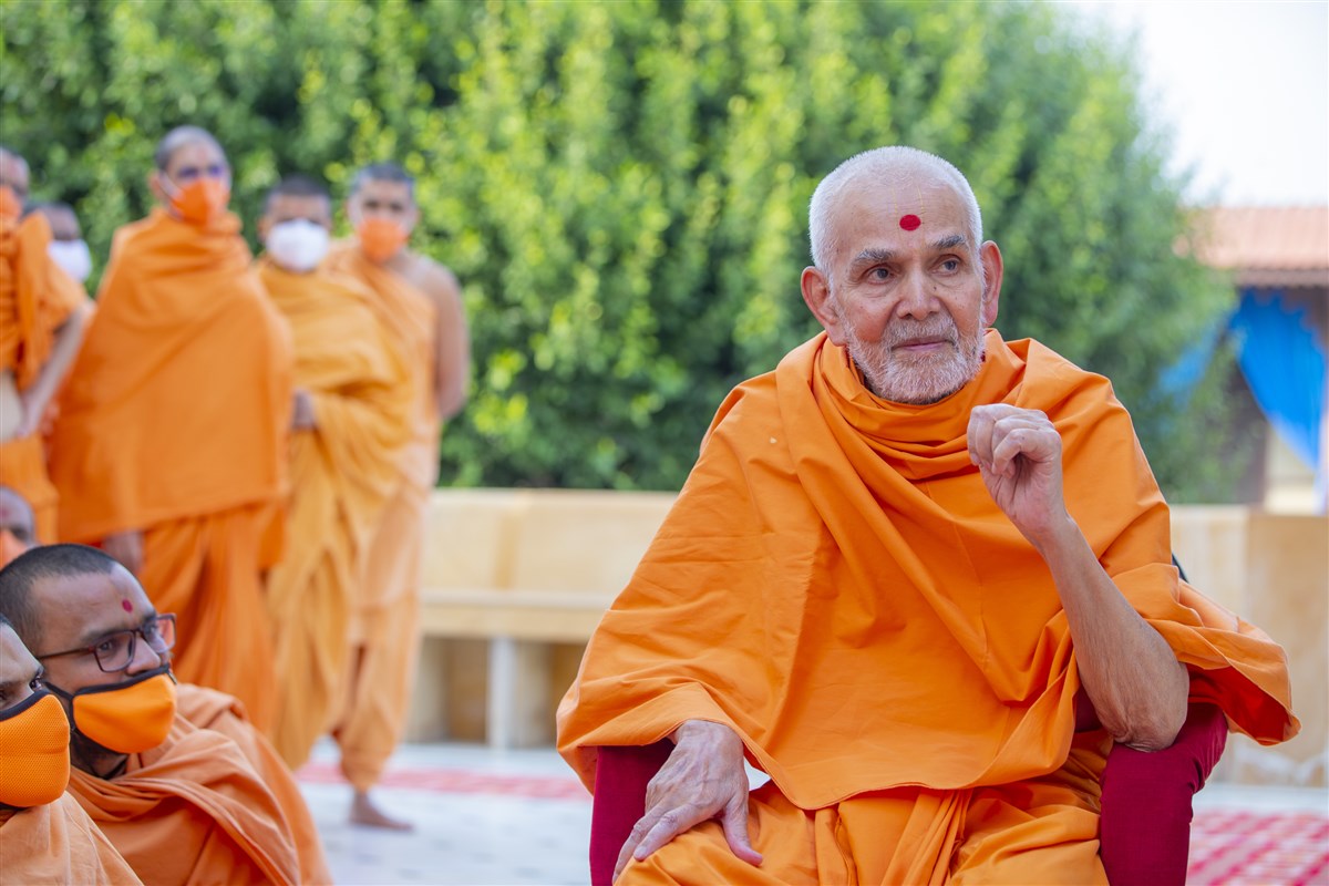 Swamishri in conversation with Pujya Vieksagar Swami