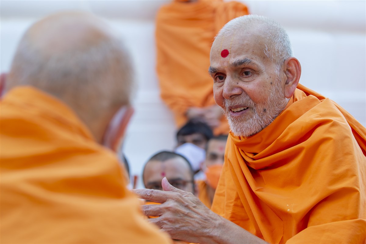 Swamishri in conversation with Pujya Vieksagar Swami