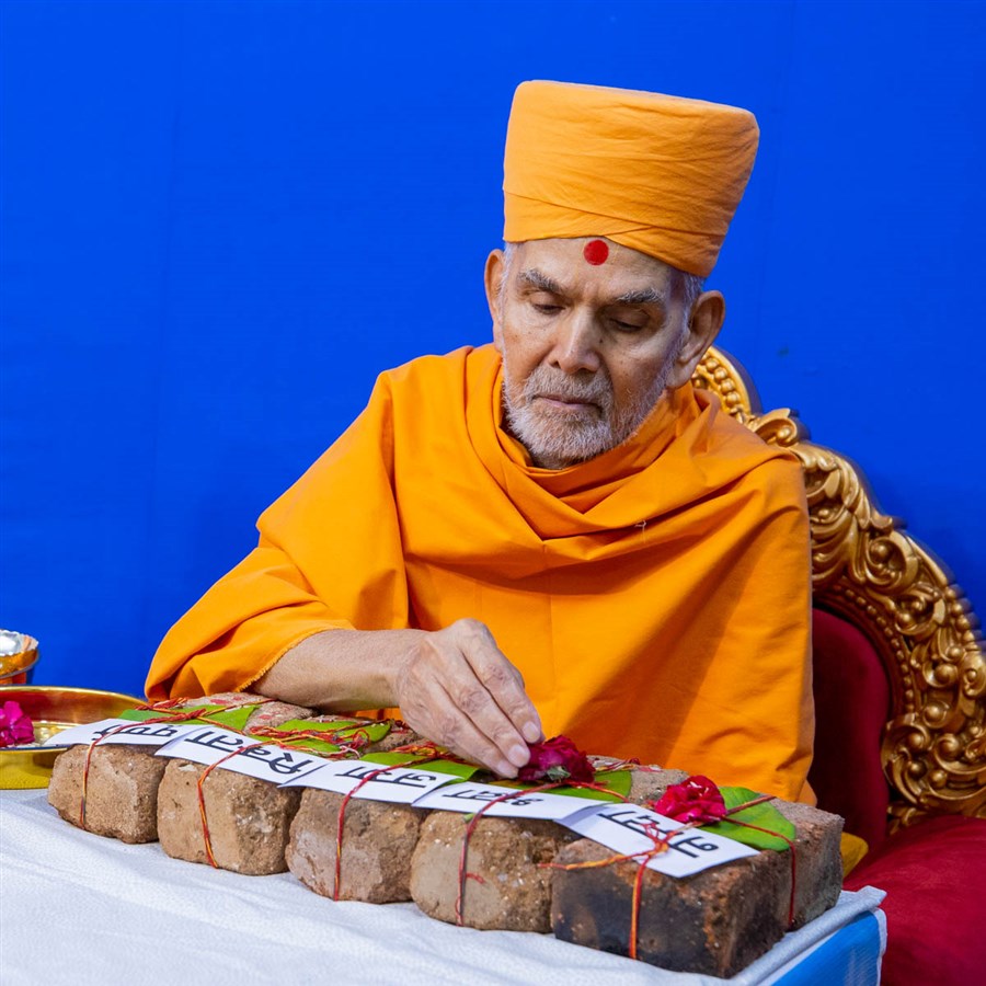Swamishri performs pujan of bricks