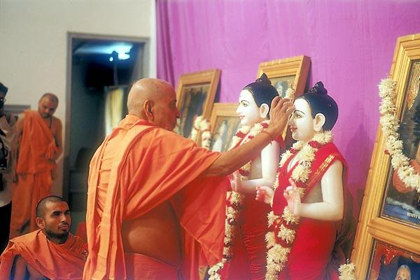  Swamishri performs the murti-pratishtha rituals of murtis for BAPS Swaminarayan Mandirs at Dabhasi, Gamdi and Parth Township  