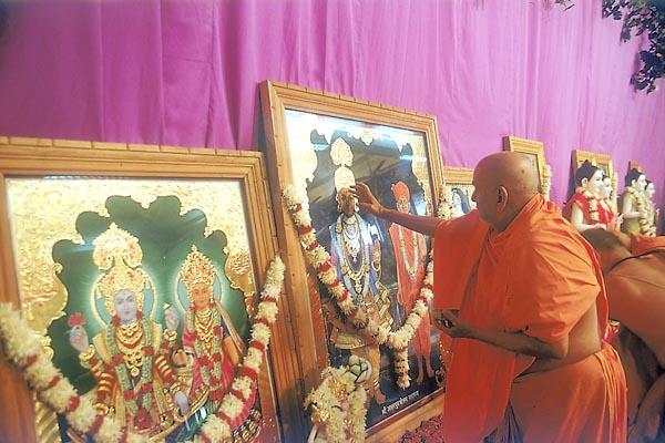  Swamishri performs the murti-pratishtha rituals of murtis for BAPS Swaminarayan Mandirs at Dabhasi, Gamdi and Parth Township  