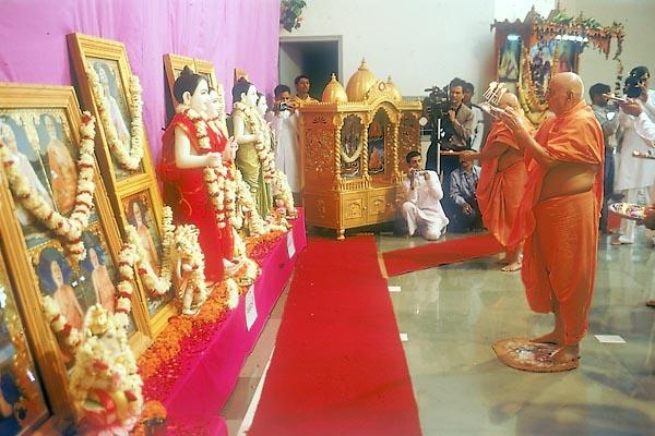  Performs the murti-pratishtha arti
