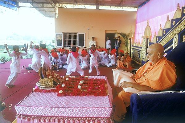  Devotees of Badalpur sing traditional bhajans and play instruments during Swamishri's morning puja at Akshar Farm