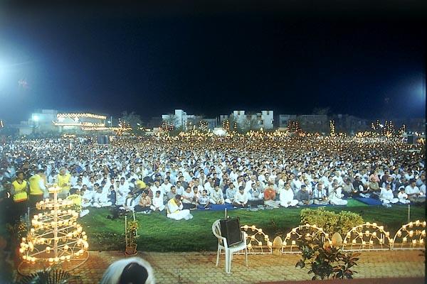 Swamishri blesses the assembly during the three-day Harililamrut parayan in Akshar Farm 