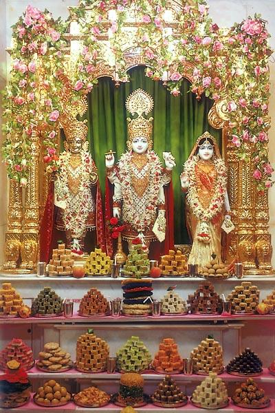  Shri Harikrishna Maharaj and Shri Lakshminarayan Dev 