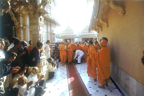  Swamishri performs pradakshina of Thakorji