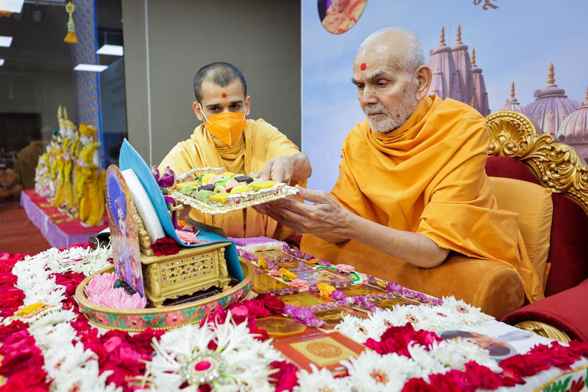 Swamishri offers thal to Shri Harikrishna Maharaj and Shri Gunatitanand Swami 