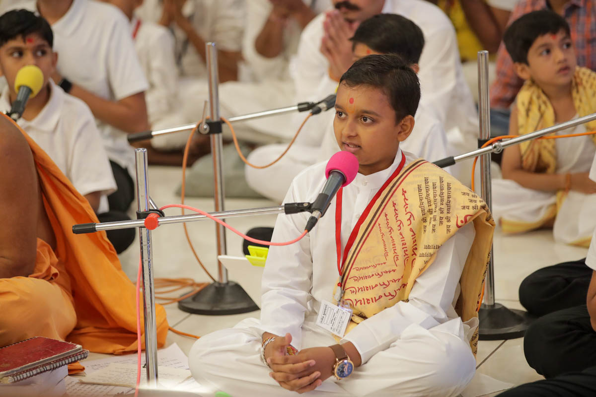 Balaks sing kirtans in Swamishri's daily puja