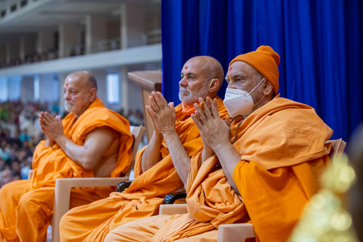 Pujya Ishwarcharan Swami, Pujya Viveksagar Swami and Atmaswarup Swami doing darshan of Swamishri