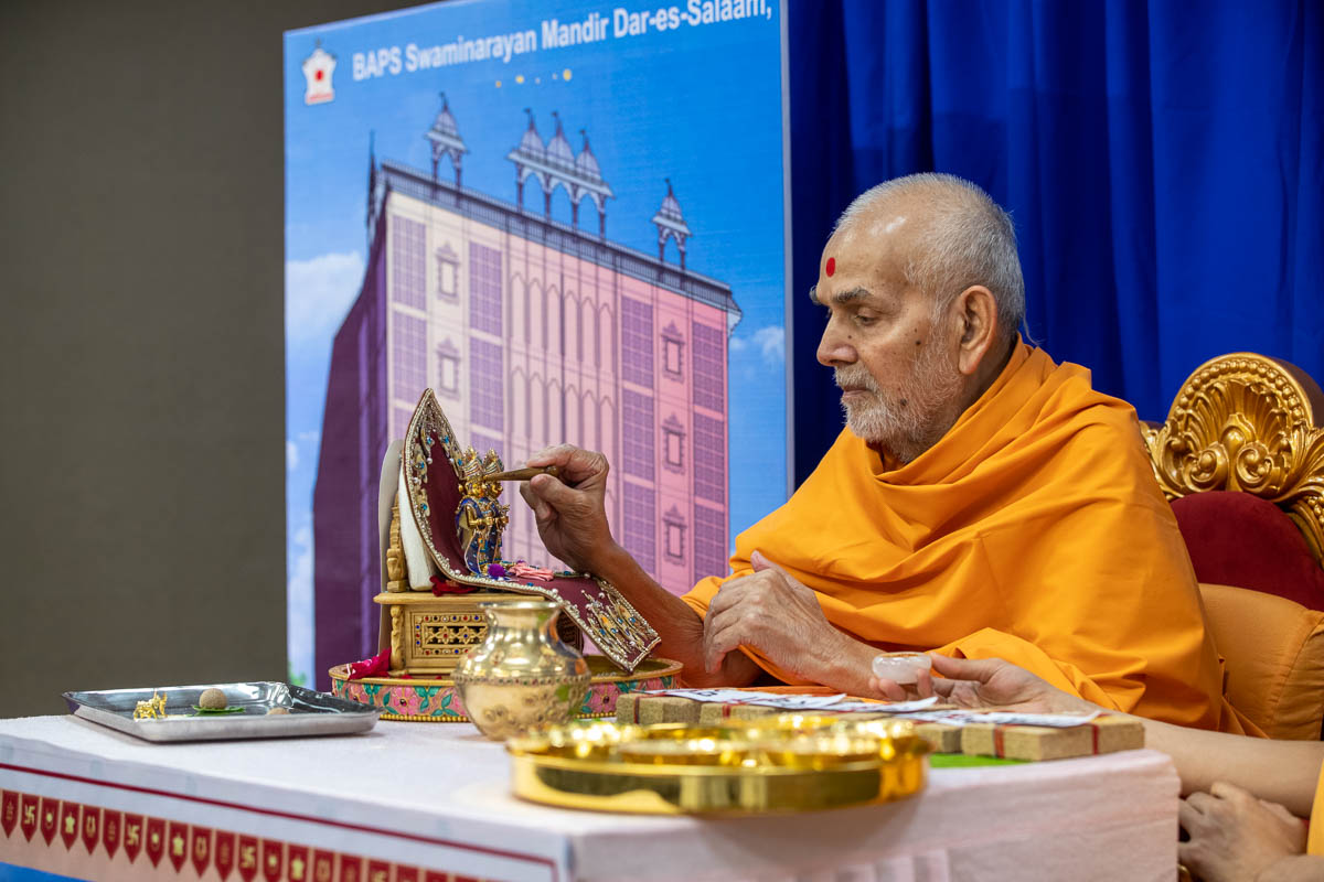 Swamishri performs pujan of Shri Harikrishna Maharaj 