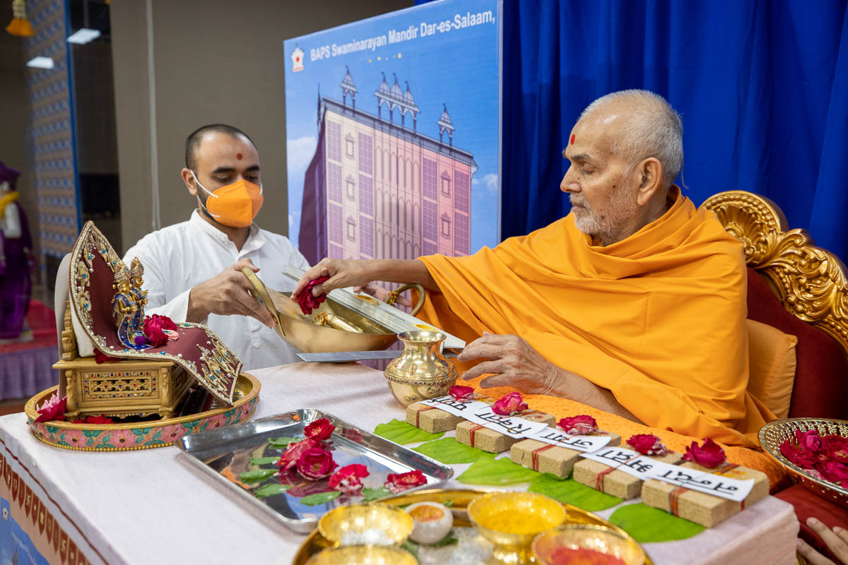 Swamishri sanctifies construction instruments