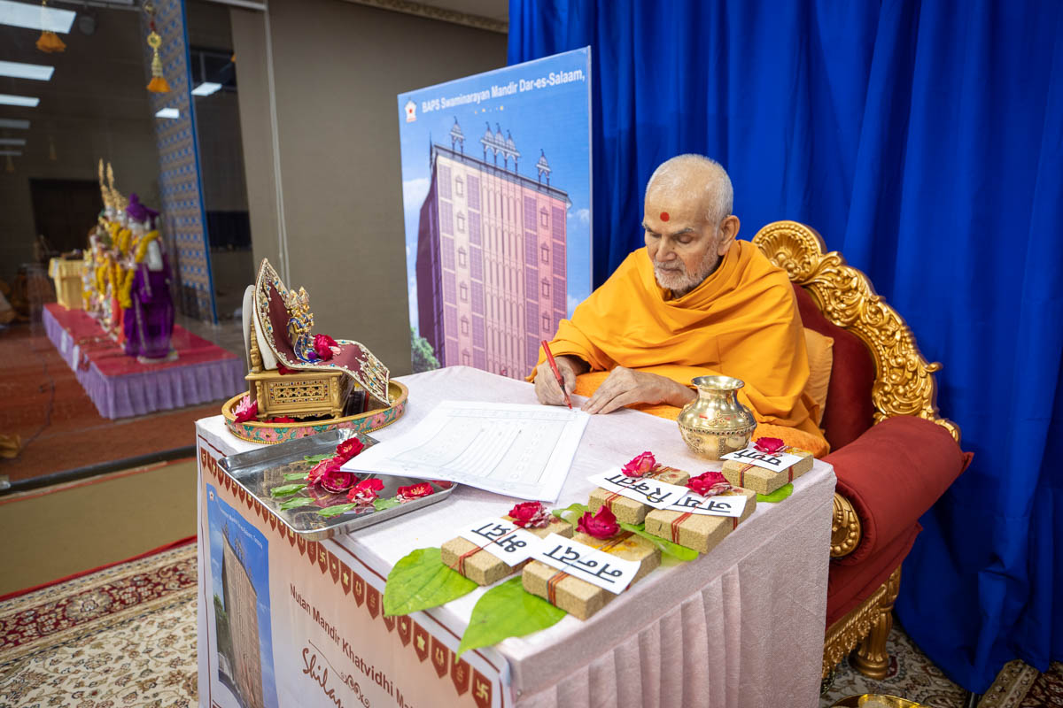Swamishri writes blessings on the mandir plan