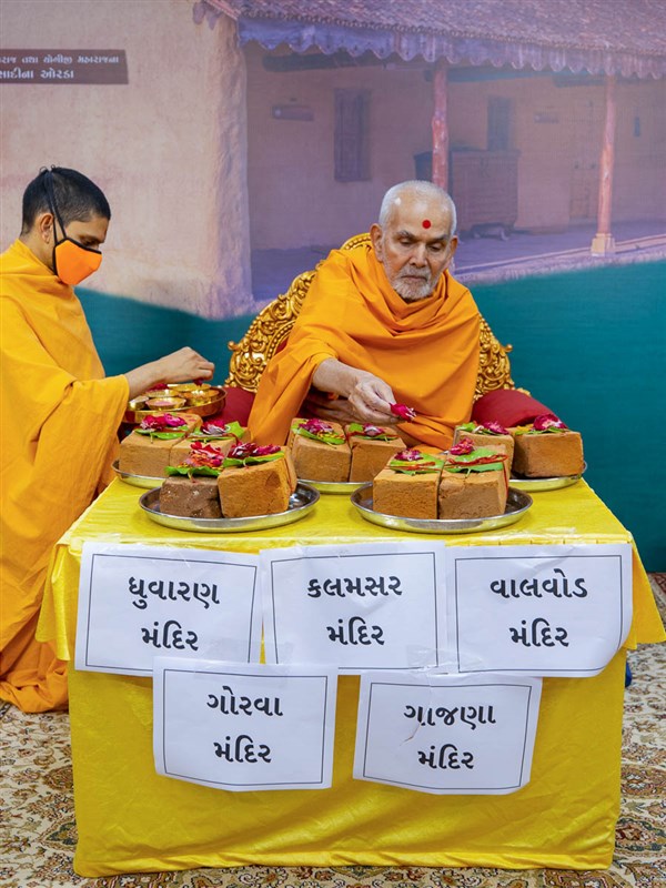 Swamishri sanctifies bricks to start construction of new BAPS Shri Swaminarayan Mandirs in Dhuvaran, Kalamsar, Valvod, Gorwa, and Gajana, India