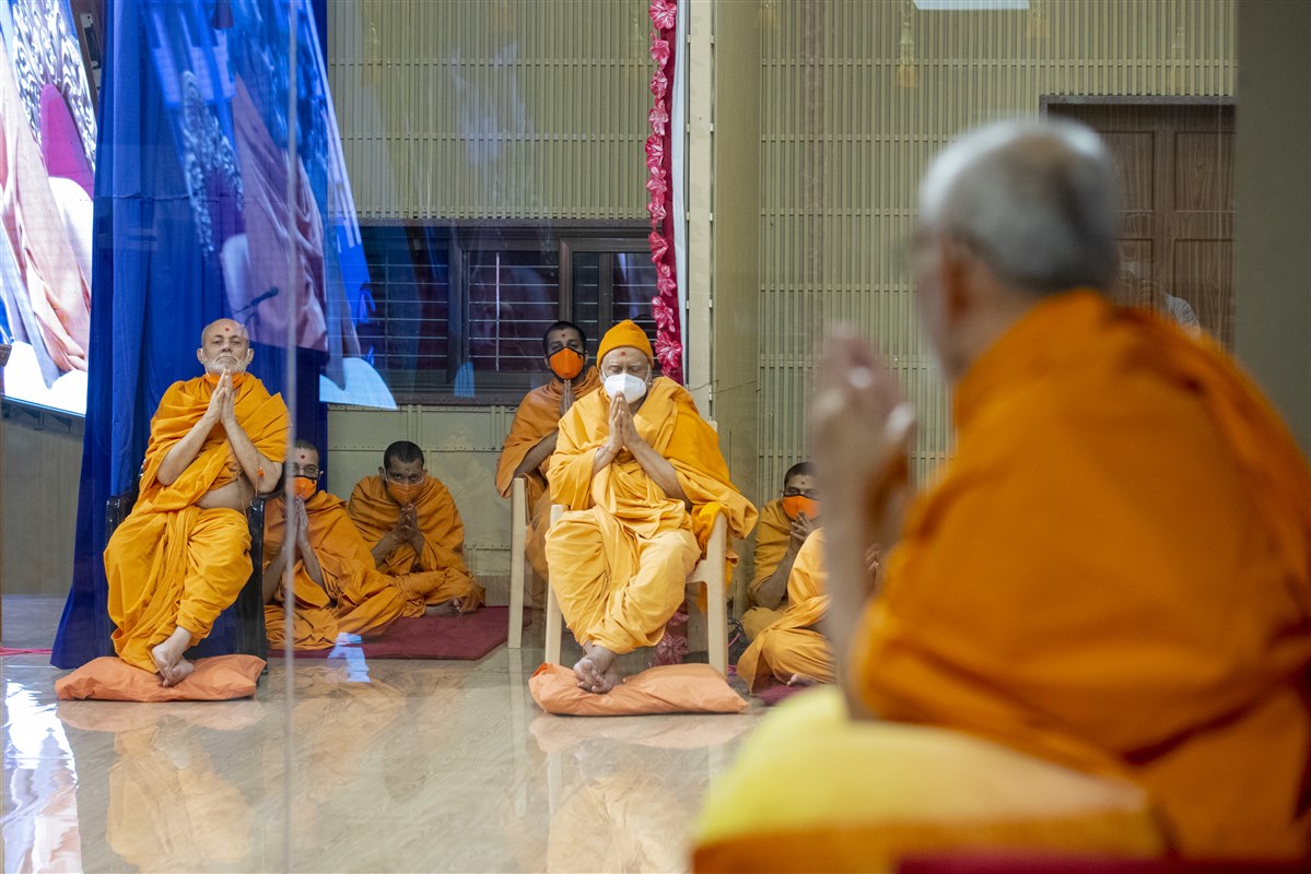 Pujya Viveksagar Swami, Atmaswarup Swami and sadhus doing darshan of Swamishri