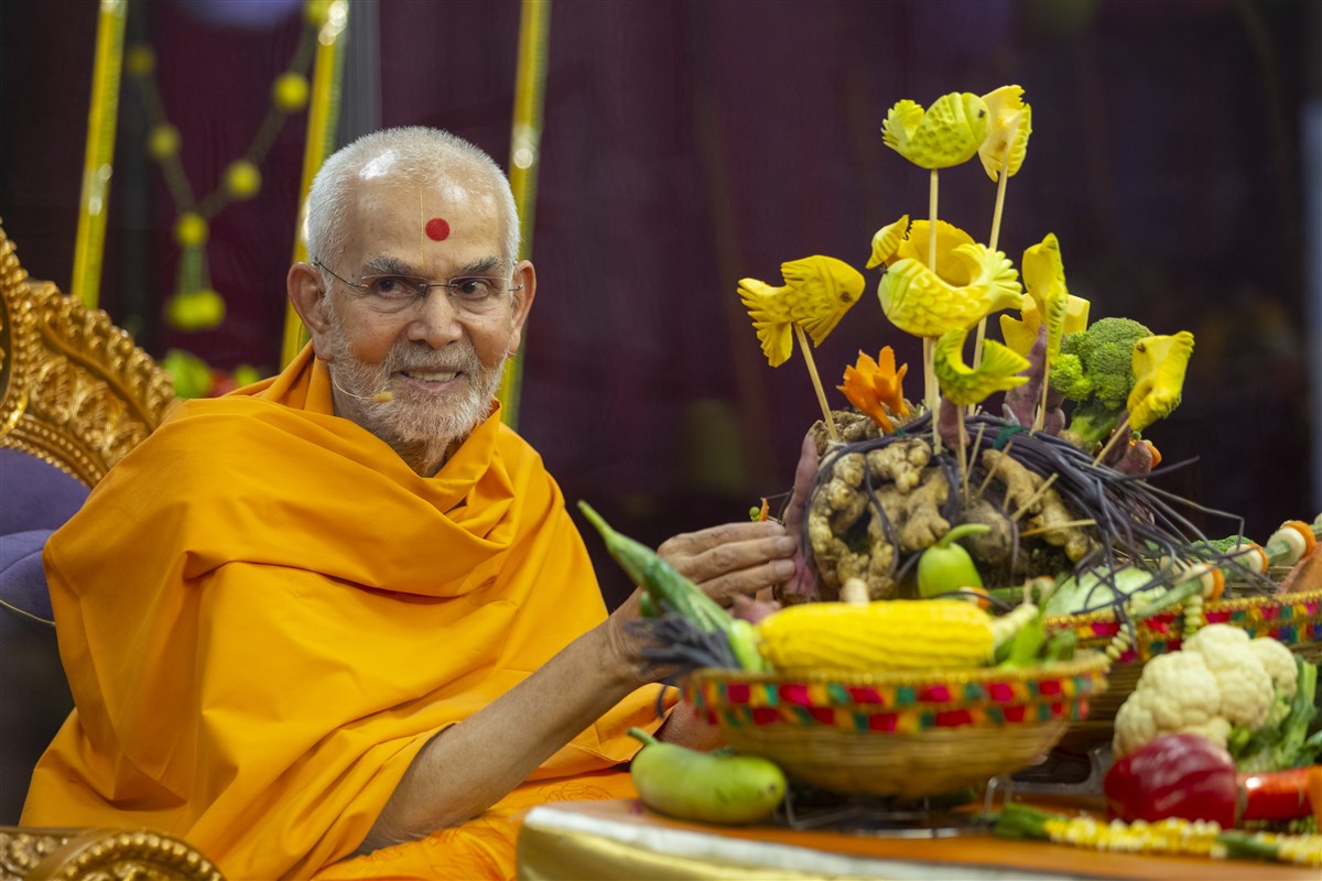 Swamishri during the symbolic Prabodhini Ekadashi assembly in which an annakut of fruits and vegetables (Haatadi) is offered to Thakorji