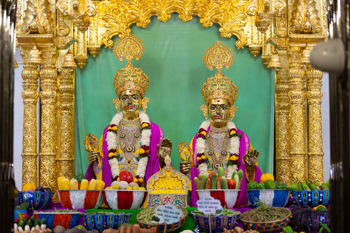 Annakut of fruits and vegetables offered to Bhagwan Swaminarayan and Aksharbrahma Gunatitanand Swami