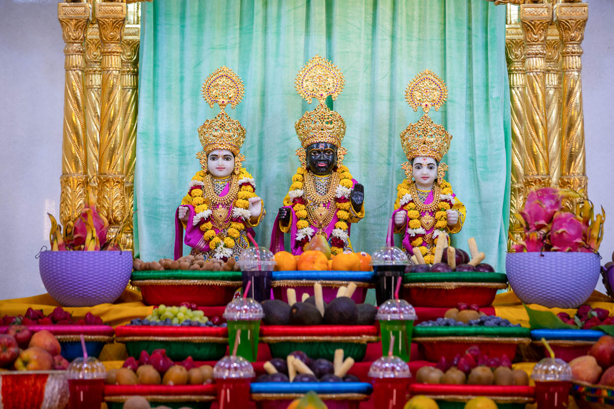 Annakut of fruits and vegetables offered to Bhagwan Swaminarayan, Aksharbrahma Gunatitanand Swami and Shri Gopalanand Swami