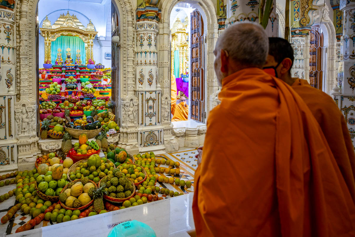 Swamishri observes the annakut of fruits and vegetables offered to Bhagwan Swaminarayan, Aksharbrahma Gunatitanand Swami and Shri Gopalanand Swami