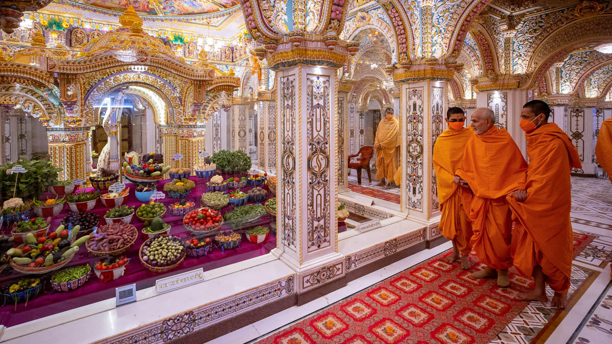 Swamishri observes the annakut of fruits and vegetables 