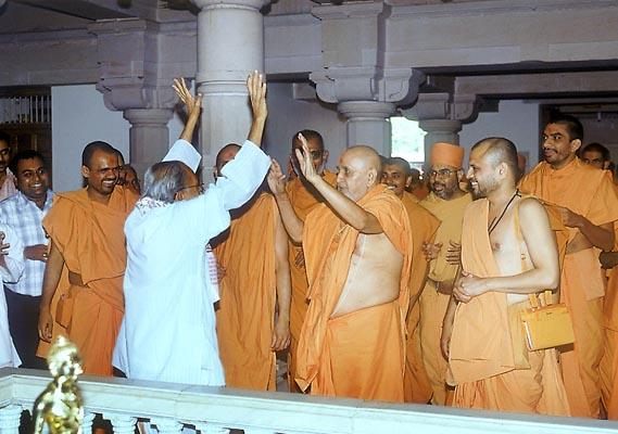  The descendant of Bhrugu Rishi and pujari of Shri Nilkanth Varni welcomes Swamishri with Vedic chanting of mantras