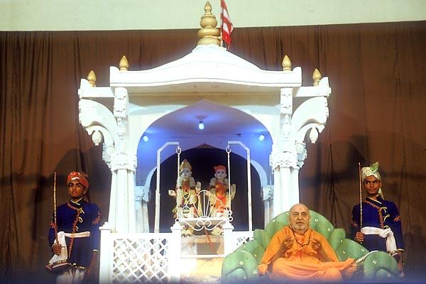  With a symbolic Akshar Deri in the backdrop Swamishri had his sofa moved to the side in the evening satsang assembly