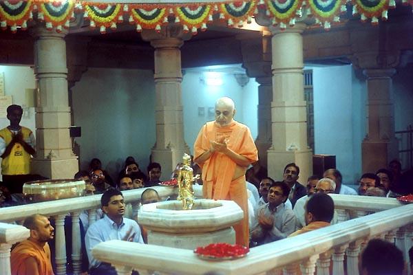  Swamishri prays before the murti of Shri Nilkanth Varni