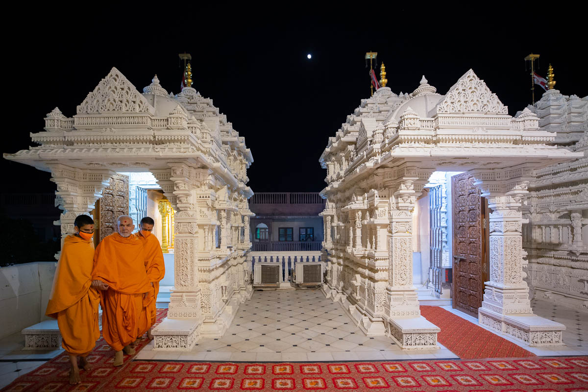 Swamishri after darshan of Brahmaswarup Bhagatji Maharaj
