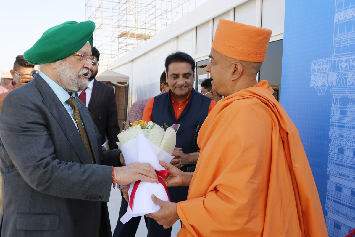 Brahmavihari Swami welcomes Honorable Hardeep Singh Puri