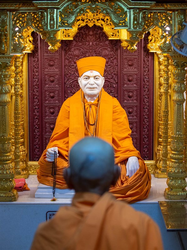 Swamishri engrossed in darshan of Brahmaswarup Yogiji Maharaj in the evening