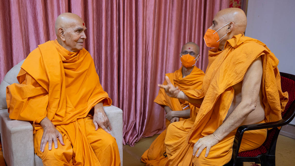 Pujya Viveksagar Swami in conversation with Swamishri