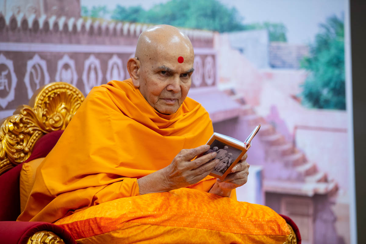 Swamishri listens to the prayer