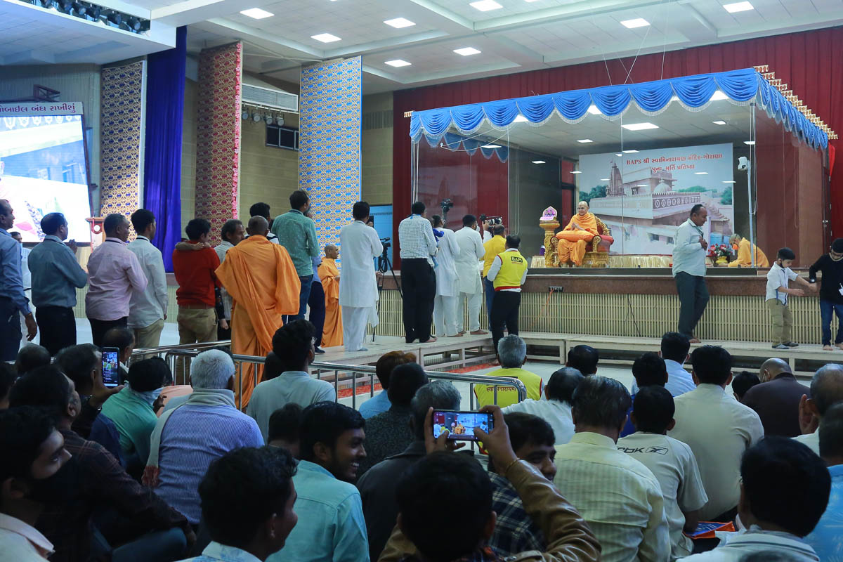 Devoteees doing samip darshan of Swamishri
