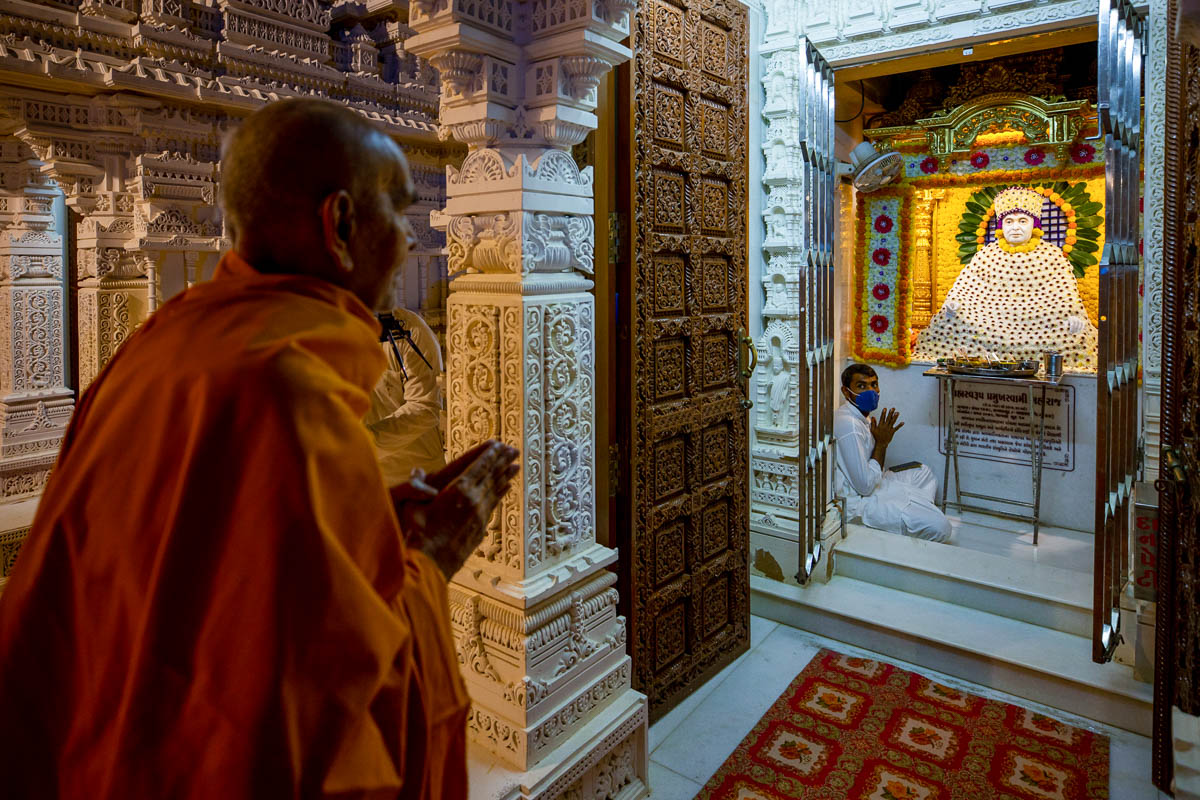 Swamishri engrossed in darshan of Brahmaswarup Pramukh Swami Maharaj in the evening
