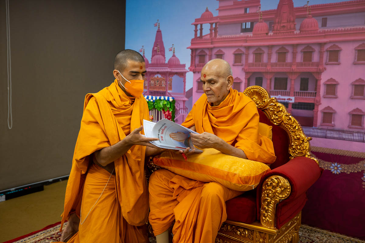 Swamishri sanctifies a book
