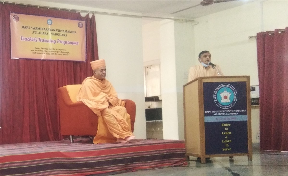Pu. Kothari Bhagyasetu Swami motivated the trainees in inaugural Session.